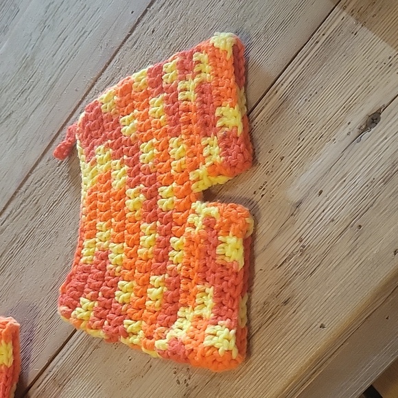 2 Hand crocheted orange variegated potholders. - Picture 2 of 5